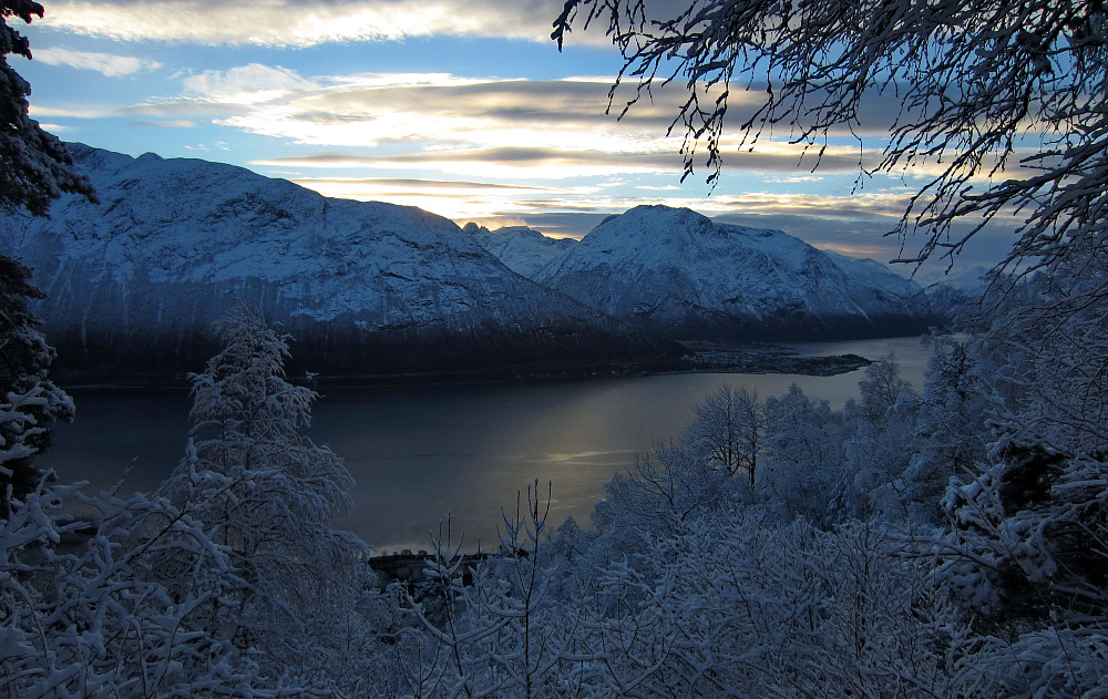 Åndalsnes på motsatt side av fjorden. Bakerst i midten er Kongen og Dronninga.