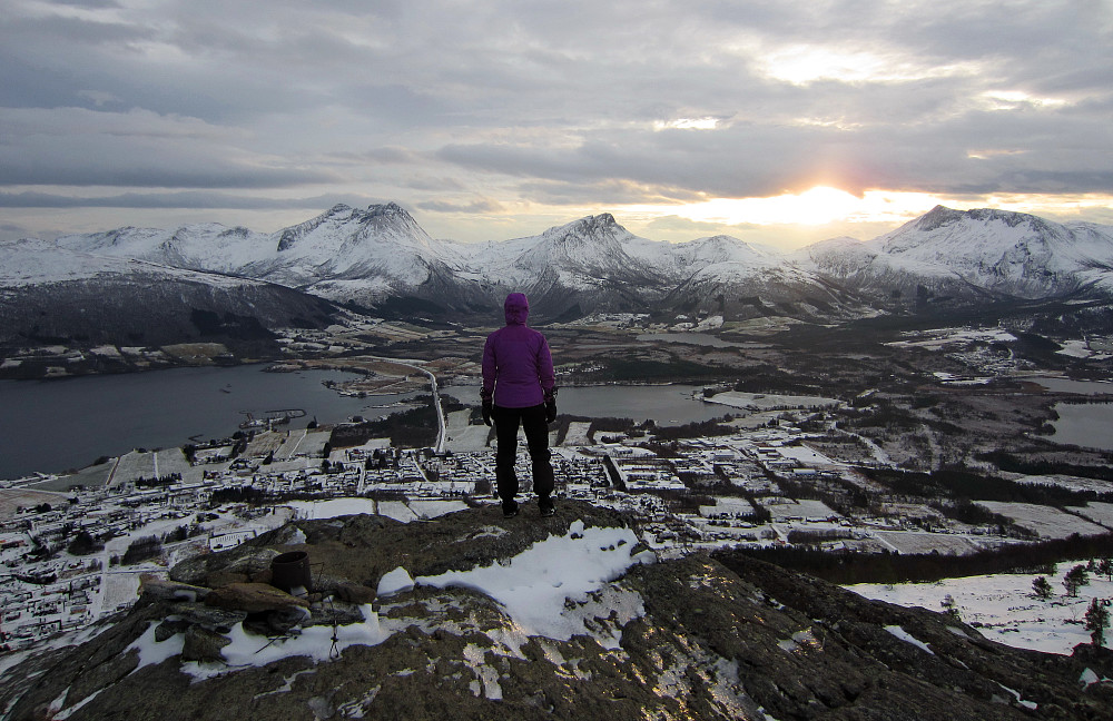 Flott utsikt mot Eide med Snøtind, Sørtussen og Luten som bakgrunn.