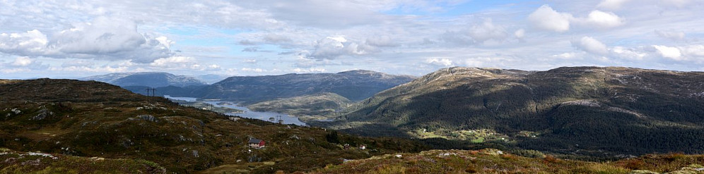 Borgasætra foran, bak er Kvamsfjellet, Høgafjellet og Rispingen