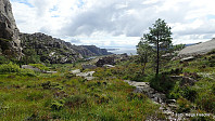 Nesten nede igjen. Utsikt mot Lerøyosen og Korsfjorden.