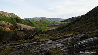 Mot Kråmyrane sett fra stigningen opp Skåpet. Osterøy i bakgrunnen.