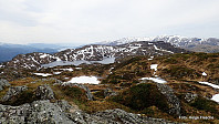 Holmavatnet, Raudfjell og Krånipa sett fra Raudnipa. Gullfjellet i bakgrunnen.
