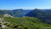 Utsikt ned mot fjorden, Brøknipa og Hananipa