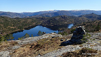 Utsiktspunkt på vei ned fra Beitelen. Snedekt Gullfjellet i midten.