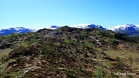 Toppen er synlig med Frølandsfjellet og Jarlandsfjellet i bakgrunnen.