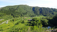... og mot Holdhus med Holdhusfjellet.