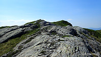 Toppen av Hjellafjellet er den uten liten steinhaug.