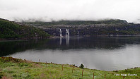 To fosser kaster seg i parallell utfor Stortoberget og ned i Kvitingsvatnet.