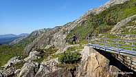 Rune fotograferer ved broen over Dukafossen.