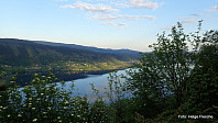 Tidlig turstart gir fin stemning med morgensol og stille fjord.