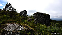 Passerer Brødresteinene.