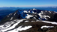 Utsikt fra Vassbruntinden mot nordvest. Nærmeste fjellet er Blåfjell 