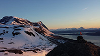 Ved Knusartoppen. Utsikt mot Rombaksfjorden, Rombakstøtta, Middagsfjell og Jieknanjunni (toppen til venstre).