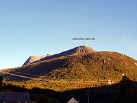 Beaivečohkka (1003 moh), sett fra Beisfjord. Toppen til venstre er Lilletind (1412 moh) 