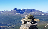 Beisfjordtøtta og den bratte ryggen som avslutter med Aksla til høyre. Bildet er tatt i sept 2017, fra Beaivečohkka på Storfjellet ved Beisfjord.