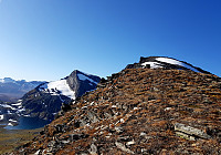 Varden ved fortoppen på Aksla (1120,5 moh). Til venstre ses Beisfjordtøtta og Det sørlige Isvannet.