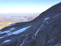 Bildet viser den nordvendte fjellsiden i retning nordøst, tatt ca fra koordinat (17.59866,68.424408) Det flate partiet med det lille vannet er 1057-høyden med deb spektakulære stupkanten mot Fagerjord