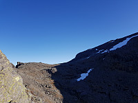 Det flate partiet med den lille tuppen er 1057-høyden over Fagerjord. Snøfeltet jeg gikk langs er øverst til høyre.