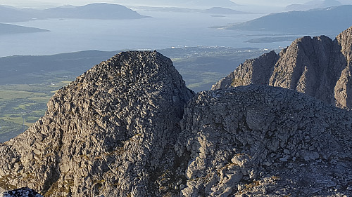 Toppen med boka til høyre og Tvillingan Nord 945 til venstre. Boka burde ligget her synes jeg. Ikke så vanskelig ut dit.