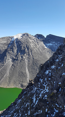 På vei opp mot Larstinden måtte jeg bare ta ett bilde med det KNALLgrønne vannet og noen av Snøhettatoppene. Fint!