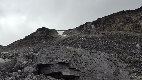 Her satte vi igjen sekkene og gikk rett opp til toppen. Gikk vel opp 30 meter til høyre for snøfeltet.