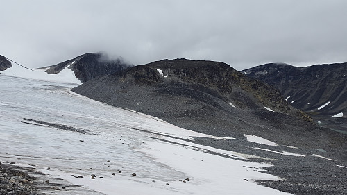 Vi fulgte brekanten fra Grotbreahesten og bort til ryggen opp mot Austre Glittertindoksle. Lett å gå på snøen :)