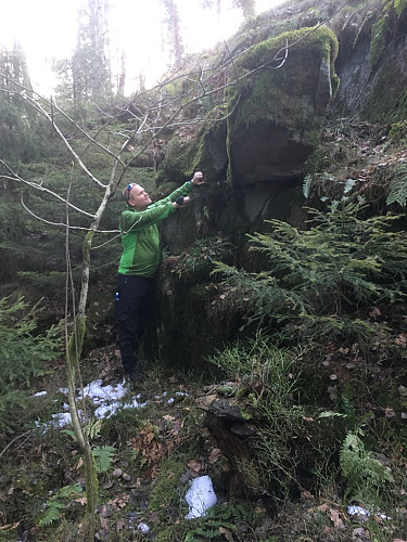Skulle gå på baksiden av den steinen, men falt over kanten med hodet først, traff hylla rett foran den markerte bulen foran på kroppen min :)
Hendene der og så en liten salto :)