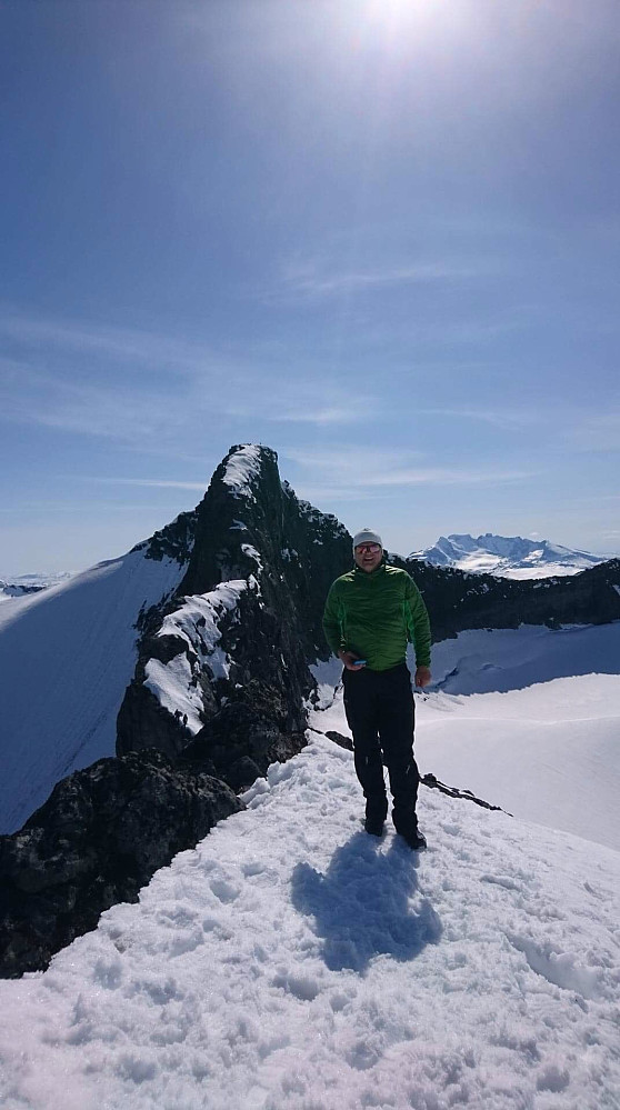 Meg oppe på dagens siste topp, Veslebjørn Nord, med Bjørneggen og Veslebjørn i bakgrunnen.