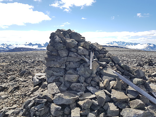 Varden på Loftet virker å ha falt litt sammen, men sammen med fjellene i bakgrunnen gjør den seg bra uansett :)