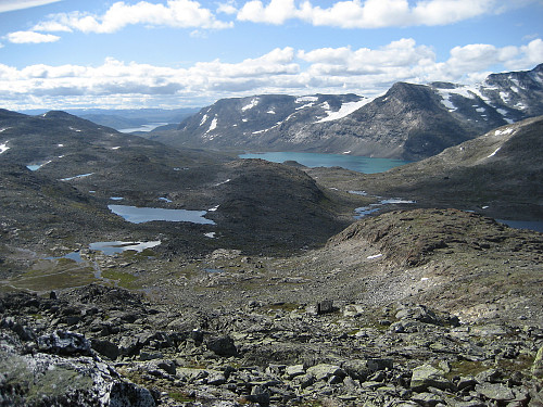 På vei om mot sørryggen. Koldedalsvatnet midt i bildet og høydene 1450 og 1487 til høyre. Stien går i siden til venstre for disse.