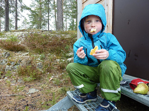Fruktpause på toppen med forslått ansikt etter sykkelvelt.
